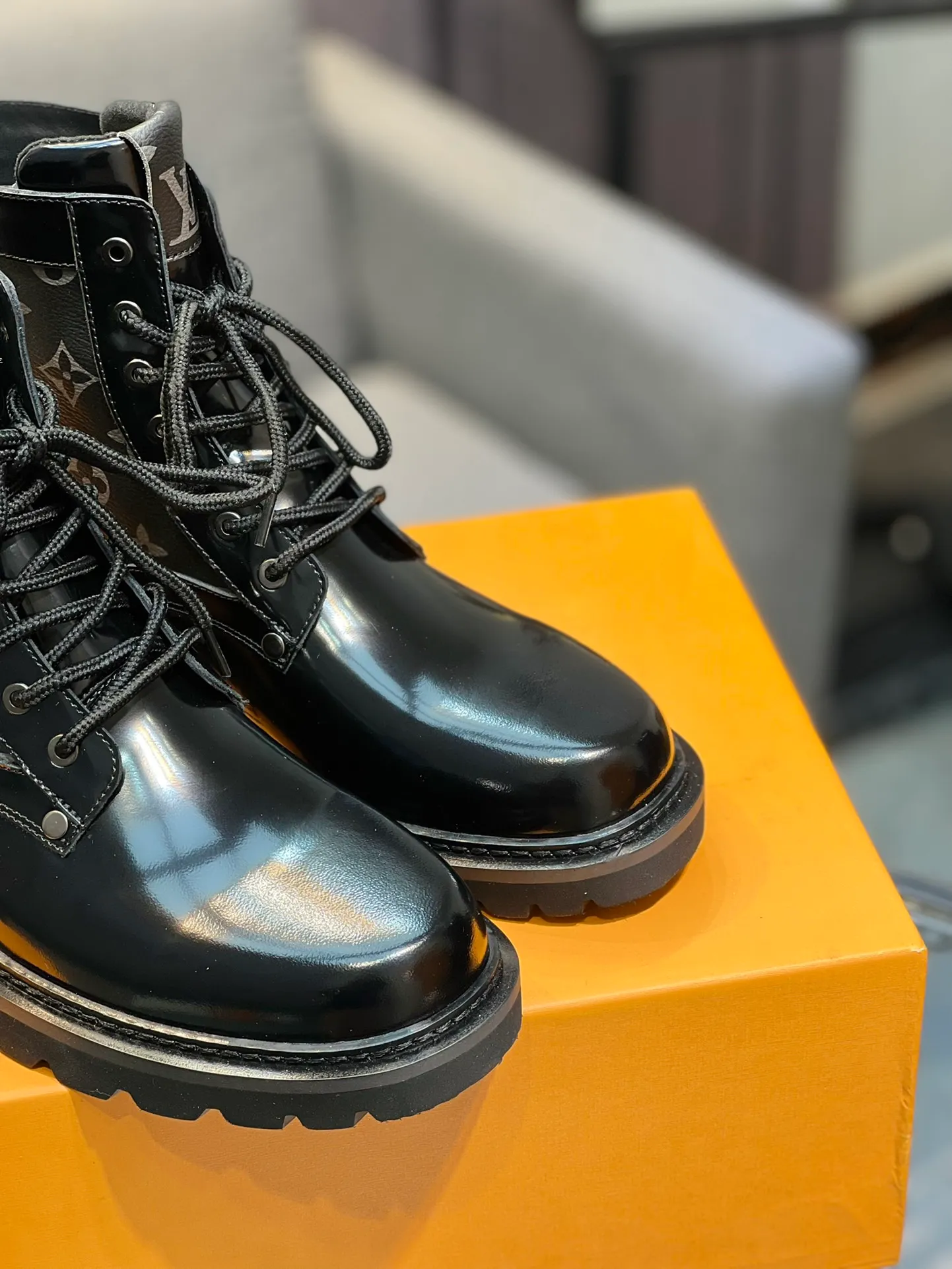 Men's shoes 💰920 L Home - the latest LV men's business casual boots, luxury and nobility are a must. They are all made of imported original first-layer cowhide, just to create a more comfortable wearing experience. ➕Top imported water-dyed full cow lining, original high wear-resistant outsole! 👏👏 Size: Male 39-44; (38 45 46 customized)